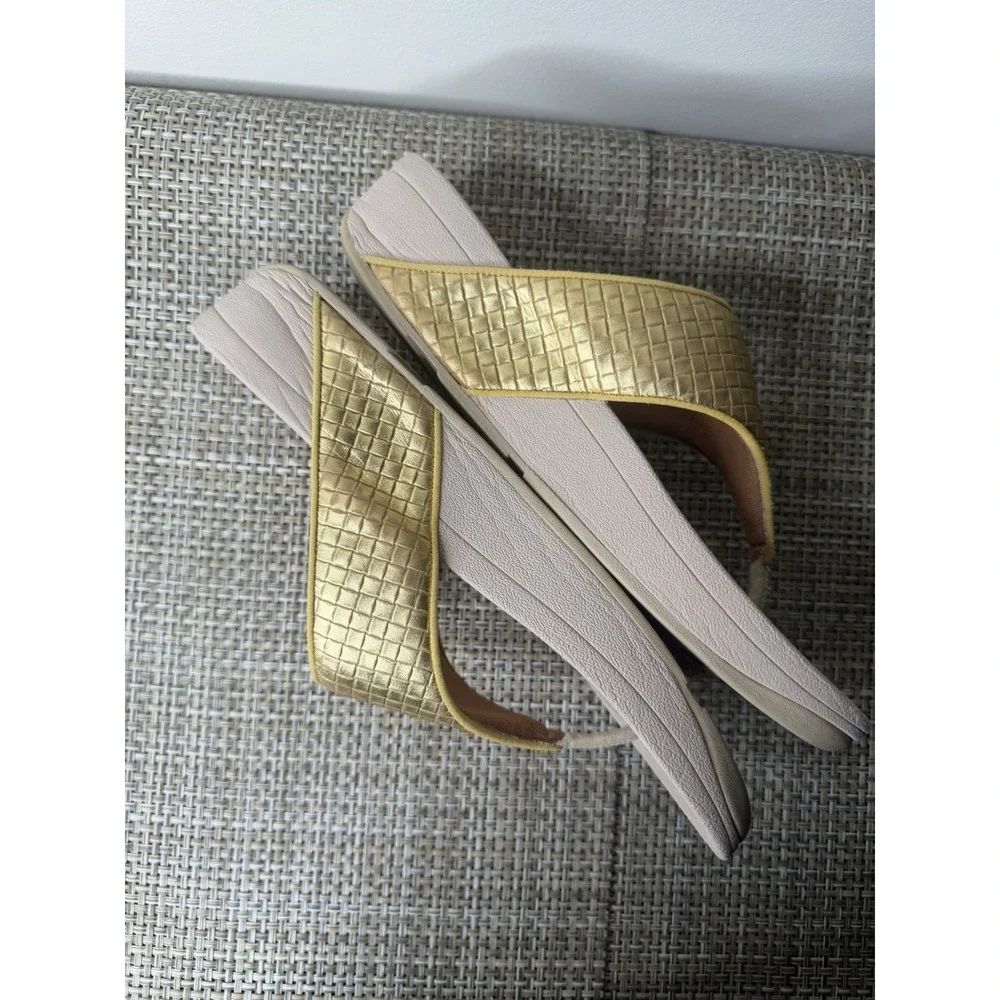 FitFlop Sandals Womens Size 8 Thong Comfort Slip On Metallic Casual  Gold